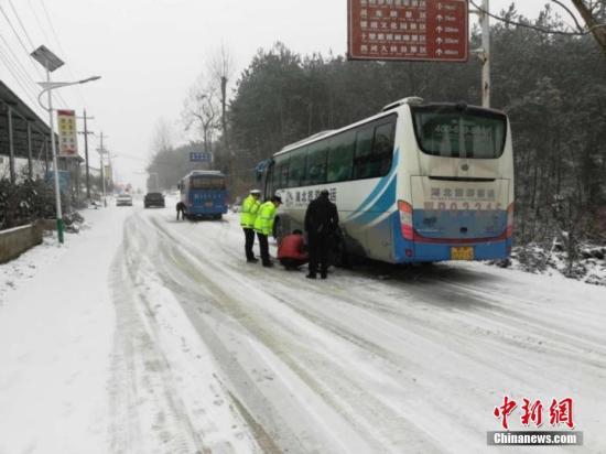 資料圖：湖北宜昌遇強降雪，路政交警“保暢總動員”。 李開明 攝