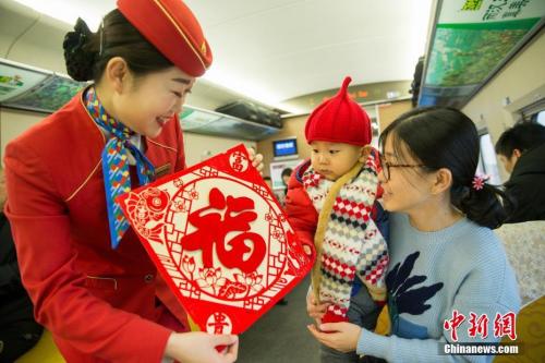 乘務(wù)員在給旅客送福。王曙天 攝