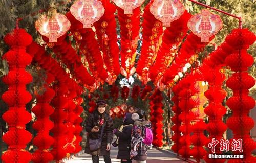 資料圖：北京街頭張燈結彩迎新年。<a target='_blank' href='http://www.chinanews.com/'>中新社</a>記者 侯宇 攝