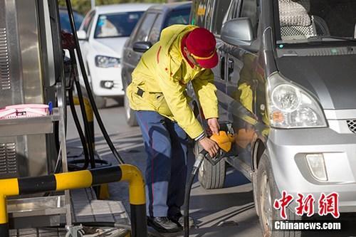 資料圖：山西太原，車輛正在加油站加油。<a target='_blank' href='http://www.chinanews.com/'>中新社</a>記者 張云 攝