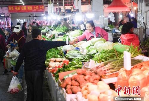 資料圖：農貿市場內菜商正在忙碌賣菜。<a target='_blank' href='http://www.chinanews.com/'>中新社</a>記者 陳超 攝