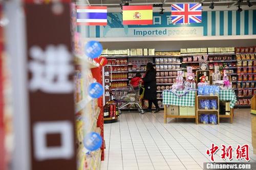 資料圖：民眾在超市選購進口食品。 <a target='_blank' href='http://www.chinanews.com/'>中新社</a>記者 張云 攝