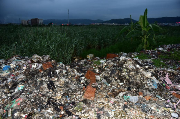 圖4 汕頭市潮陽區農田內焚燒生活垃圾和電子廢物