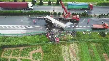 京港澳高速車禍親歷者：兩車相撞一聲巨響，我第一個爬出來