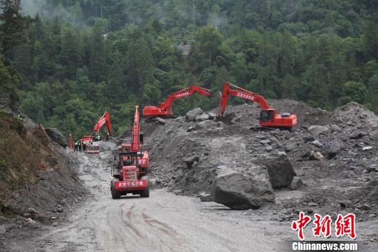 圖為該部隊(duì)多機(jī)械合作搶通道路。武警某部交通三支隊(duì)供圖