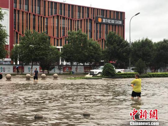 圖為24日上午河北廊坊市區街頭積水嚴重?！∷蚊魸?攝