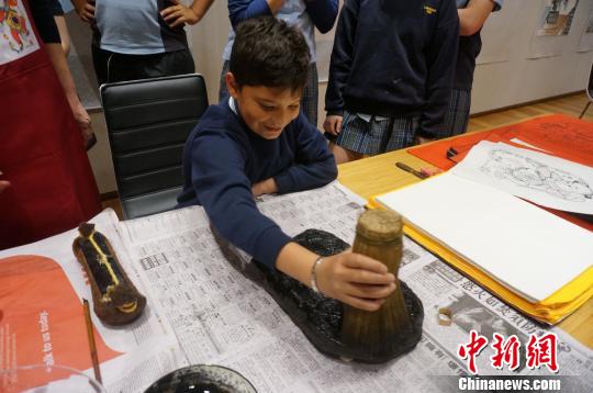 學生現場體驗。　張絲雨 攝