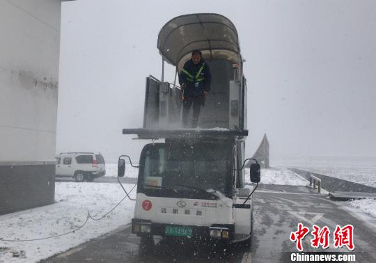 9日凌晨，東航江蘇公司飛機維修部開始準備工作，除冰車準時到達機坪，對飛機進行預除冰。清晨，飛機維修部對飛機進行了二次除冰。截至上午10時，東航江蘇公司南京主基地計劃執(zhí)行的23班航班全部出港。　寇靈楠 攝