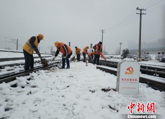 合肥工務段組織職工不間斷清掃鐵道線道岔積雪，保障鐵路安全暢通。　竇鋮 攝