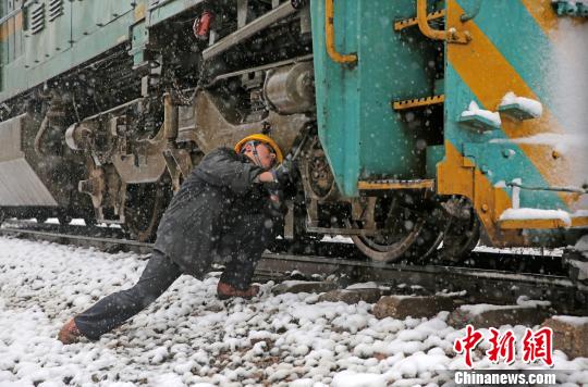 南京東機務段機車乘務員強化雪天機車走行部、車鉤等關鍵部件檢查，確保機車質量良好，途中運輸安全。　劉金建 攝