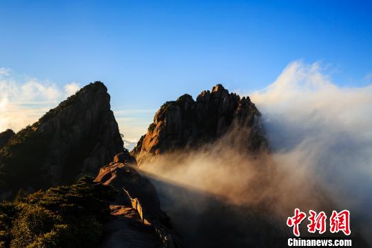 清明三天近七萬游客尋春黃山