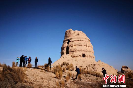 圖為意中貿(mào)促會考察團(tuán)參觀瓜州鎖陽城遺址?！《∷?攝