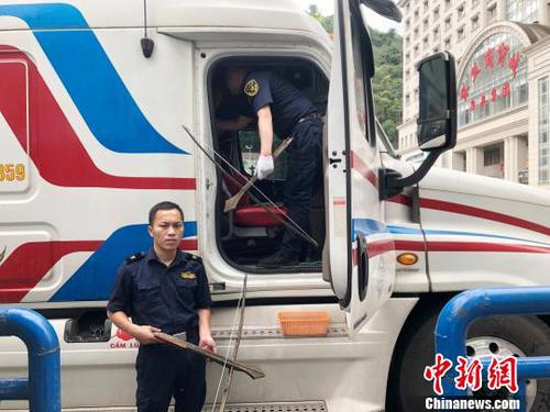 圖為憑祥海關關員在浦寨越卡通道對入境的越南車輛進行登臨檢查時，查獲兩副管制器具手弩。海關供圖