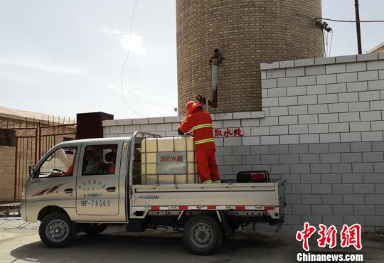 圖為酒泉市肅州區(qū)西溝村利用水塔改建“土”消火栓，有效解決農(nóng)村發(fā)生火災(zāi)時(shí)消防車取水困難實(shí)際問題。　劉玉桃 攝