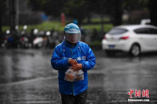 外賣小哥冒雨送餐。<a target='_blank' href='http://www.chinanews.com/'>中新社</a>記者 劉冉陽 攝