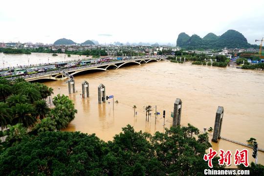 桂林遭遇持續(xù)強(qiáng)降雨漓江旅游船舶今年首次停航