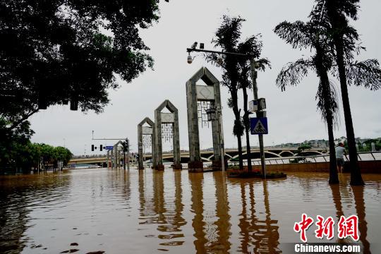 圖為上漲的漓江水漫過桂林解放橋?yàn)I江路。　唐夢憲 攝