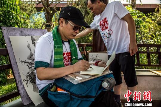 “為奧運喝彩”藝術寫生團參加國際奧林匹克日公益跑活動并現場寫生。“為奧運喝彩”項目組 提供