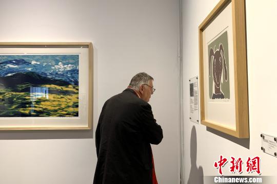 德國觀眾現(xiàn)場參展。　李佩珊 攝