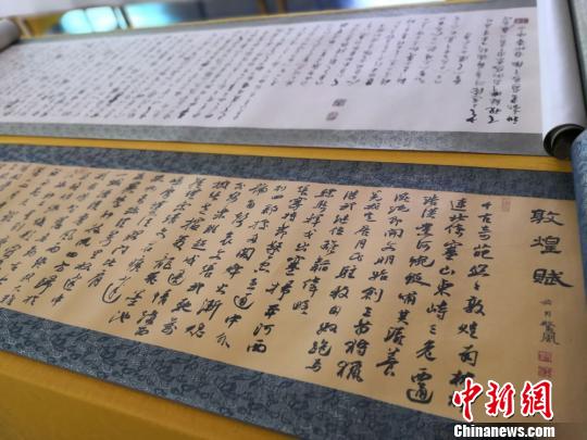 王淑萍收藏的來自全國各地書法愛好者抄寫的經(jīng)書。　丁思 攝