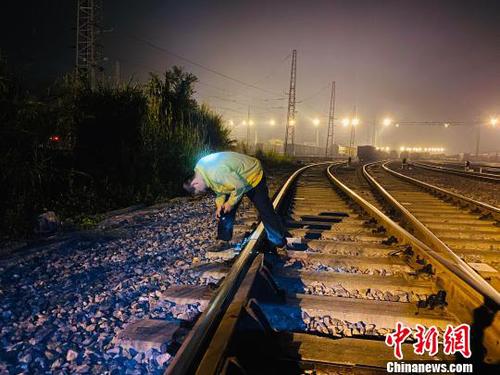 鐵路工人排查線路安全隱患。　鐵路供圖 攝