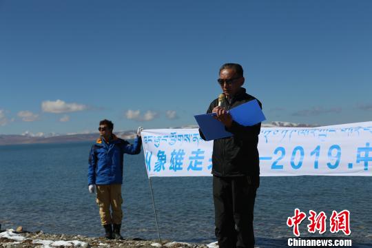 圖為團隊成員在瑪旁雍錯湖邊讀詩?；顒臃焦﹫D