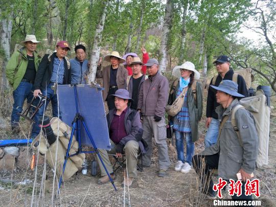 畫家在興隆寫生 張桂芹 攝