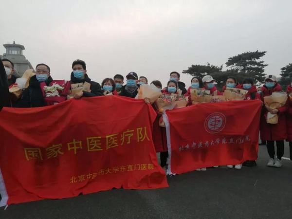 行動五-民盟北京中醫藥大學委員會第三支部盟員、北京中醫藥大學東直門醫院針灸科副主任醫師劉寧（上圖左三）參與“國家中醫醫療隊”，1月27日已抵達湖北武漢，參與武漢中西醫結合醫院的診治工作。